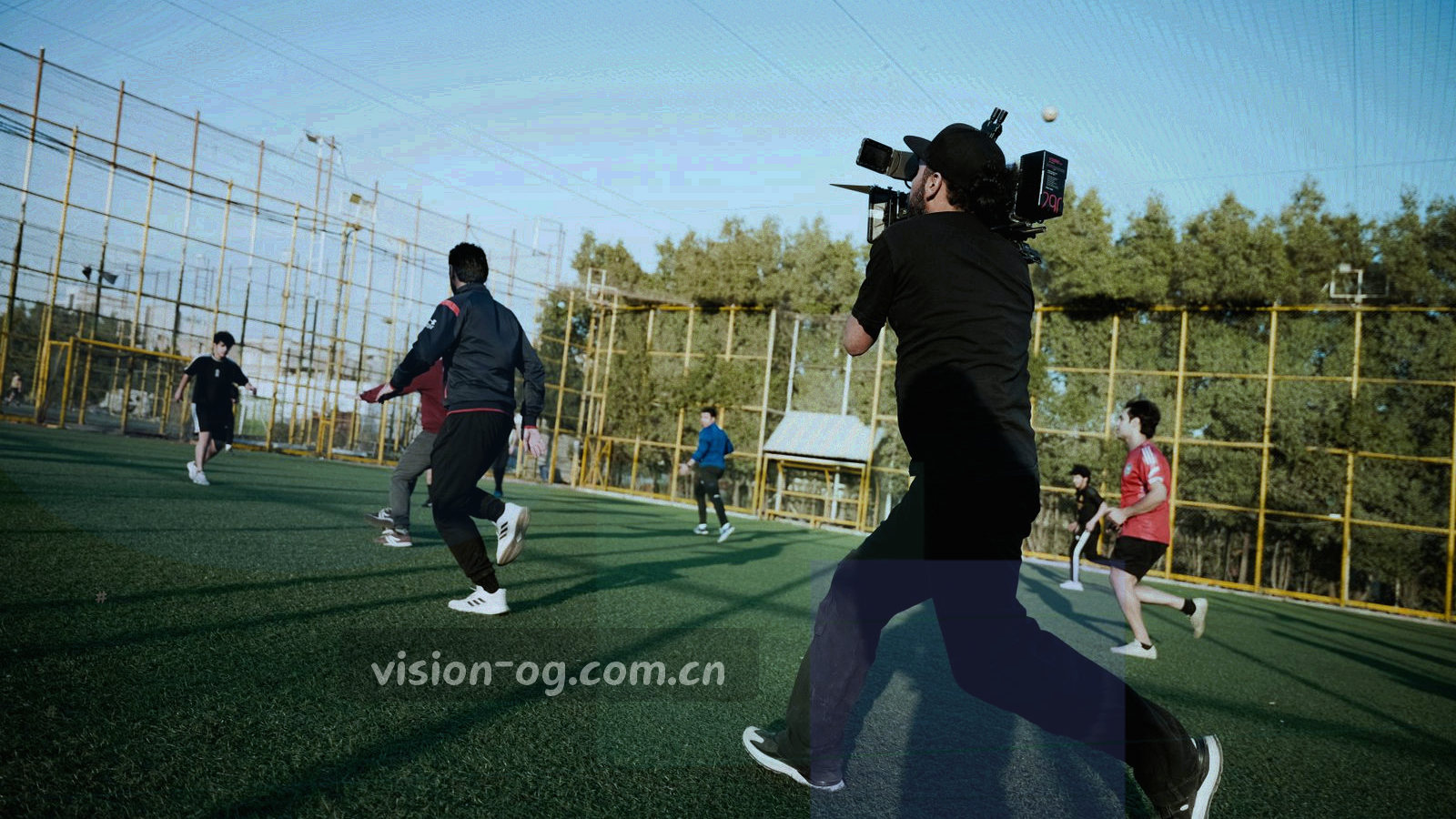 暗色底上的规则刻度线与网格，局部青色高光，抽象无文字